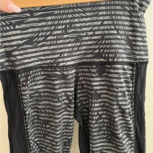 Lululemon black/gray pattern leggings. Size 4. 28”inseam.